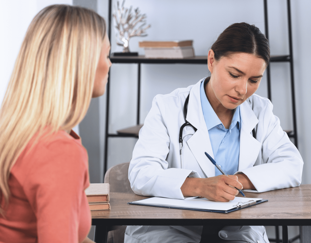 Médico brindando atención personalizada para atraso menstrual