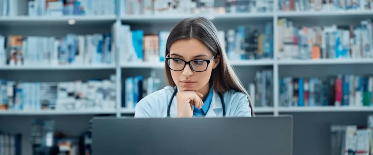 Doctora investigando información sobre Cytotec en Perú